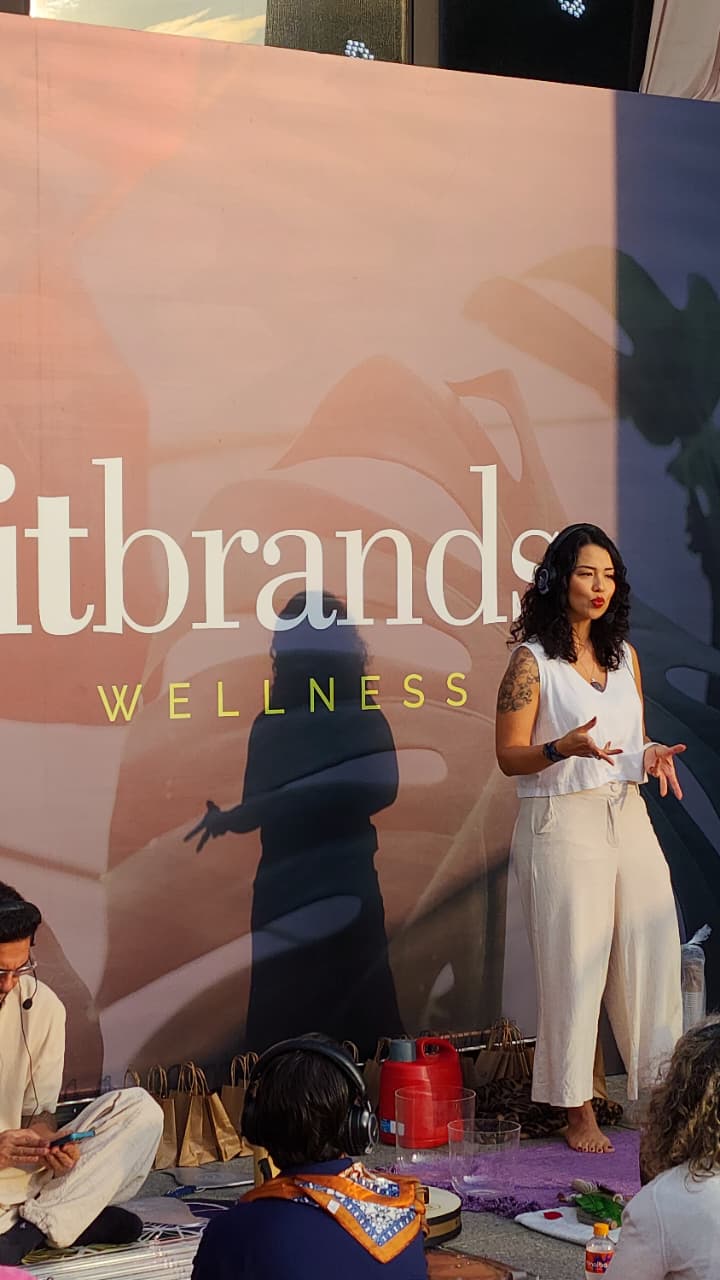 Melina Dau conduzindo imersão no palco do Brands Wellness