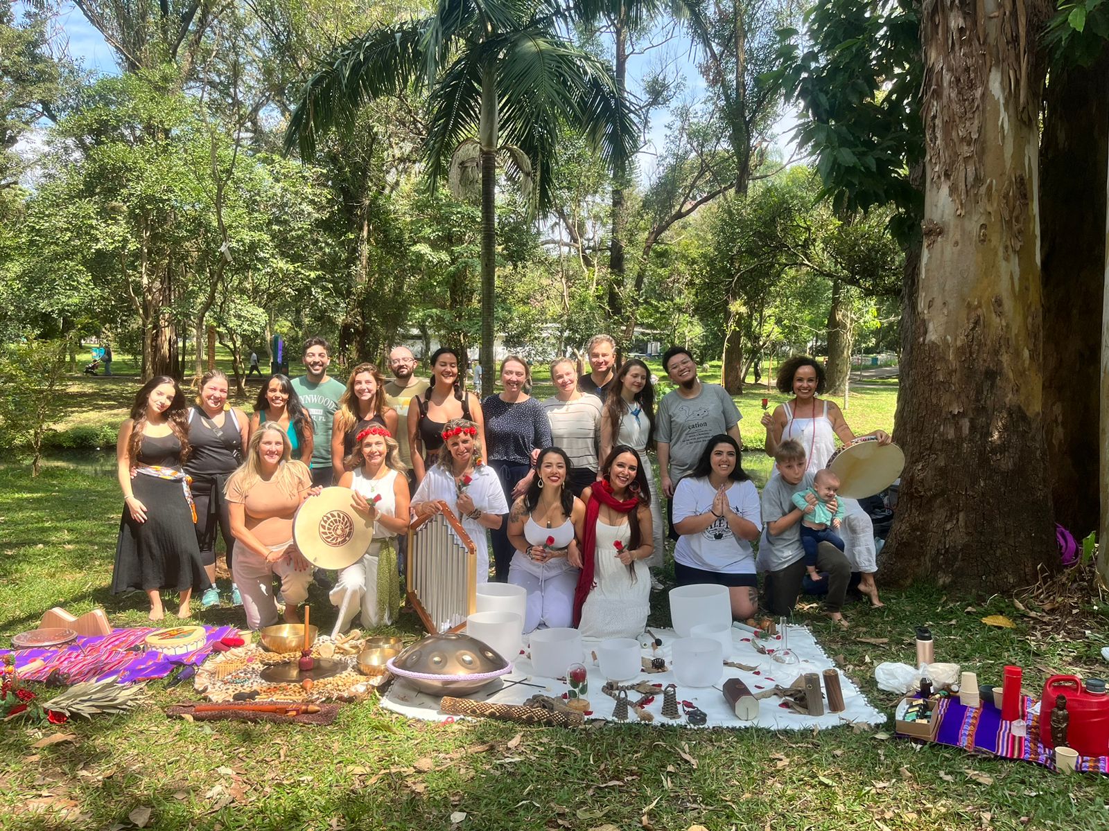 Imersão em grupo no parque — participantes com instrumentos e tigelas de cristal
