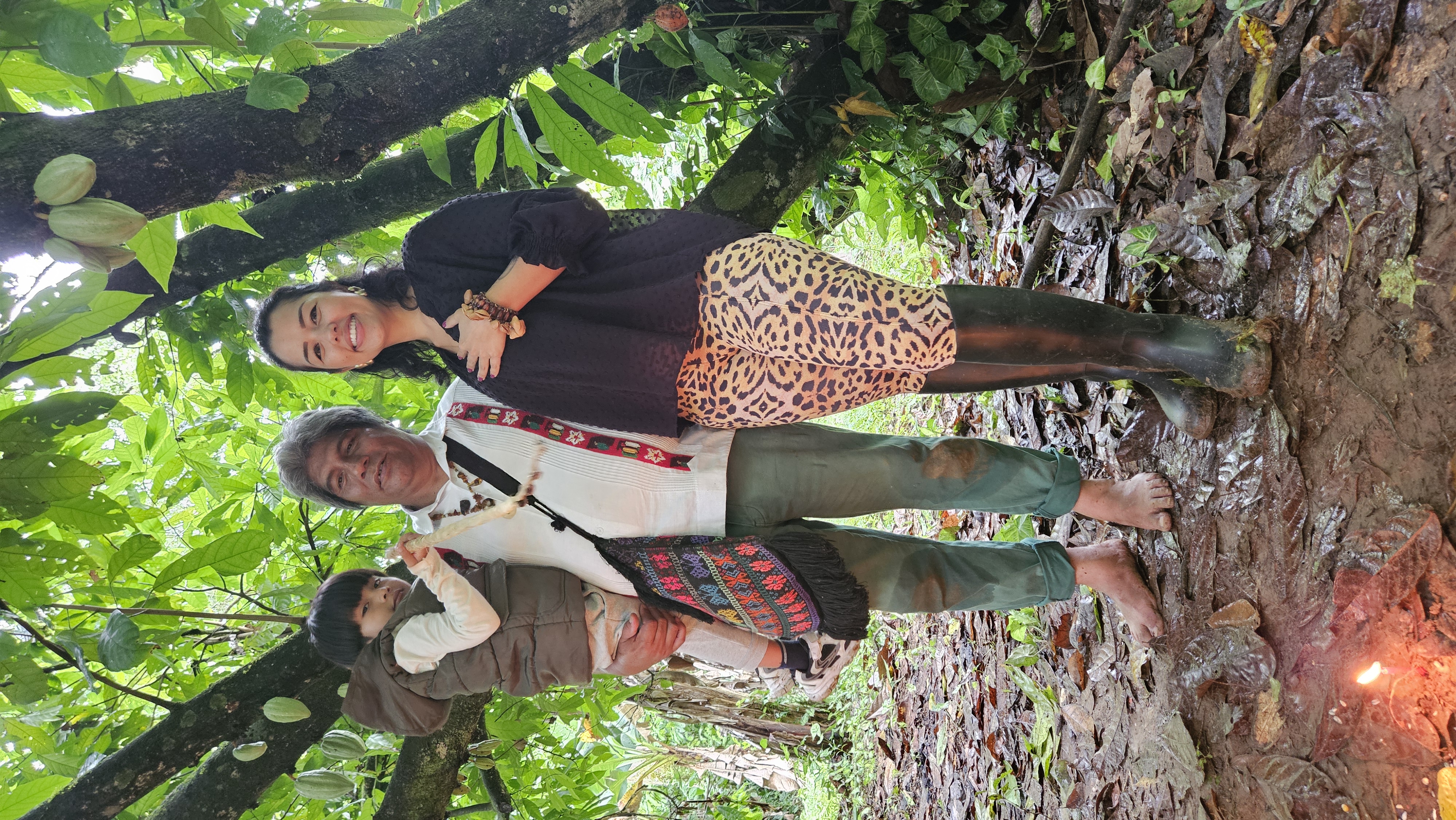Melina Dau com agricultor indígena e criança sob cacaueiro