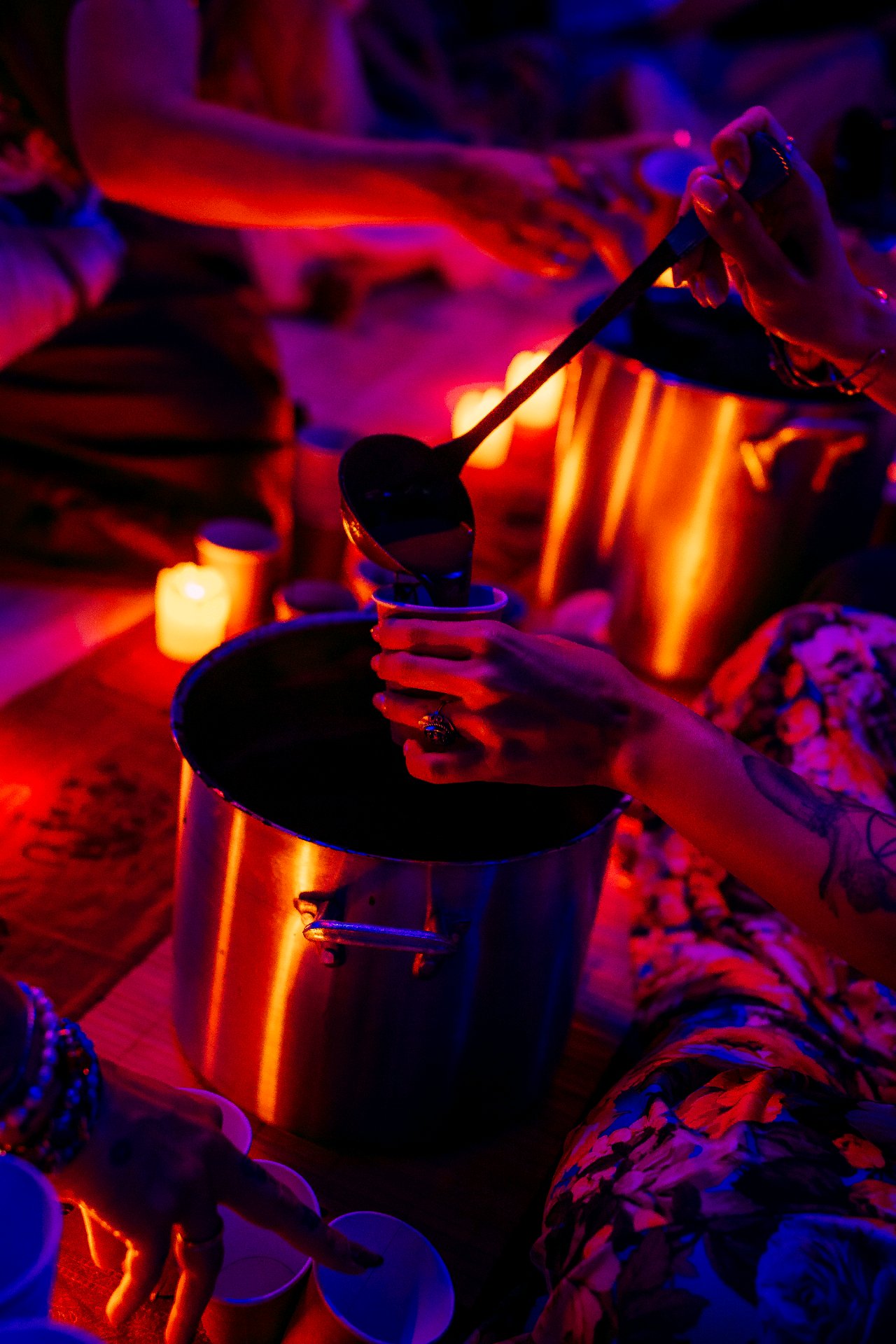 Preparo noturno do cacau com concha e luz de velas