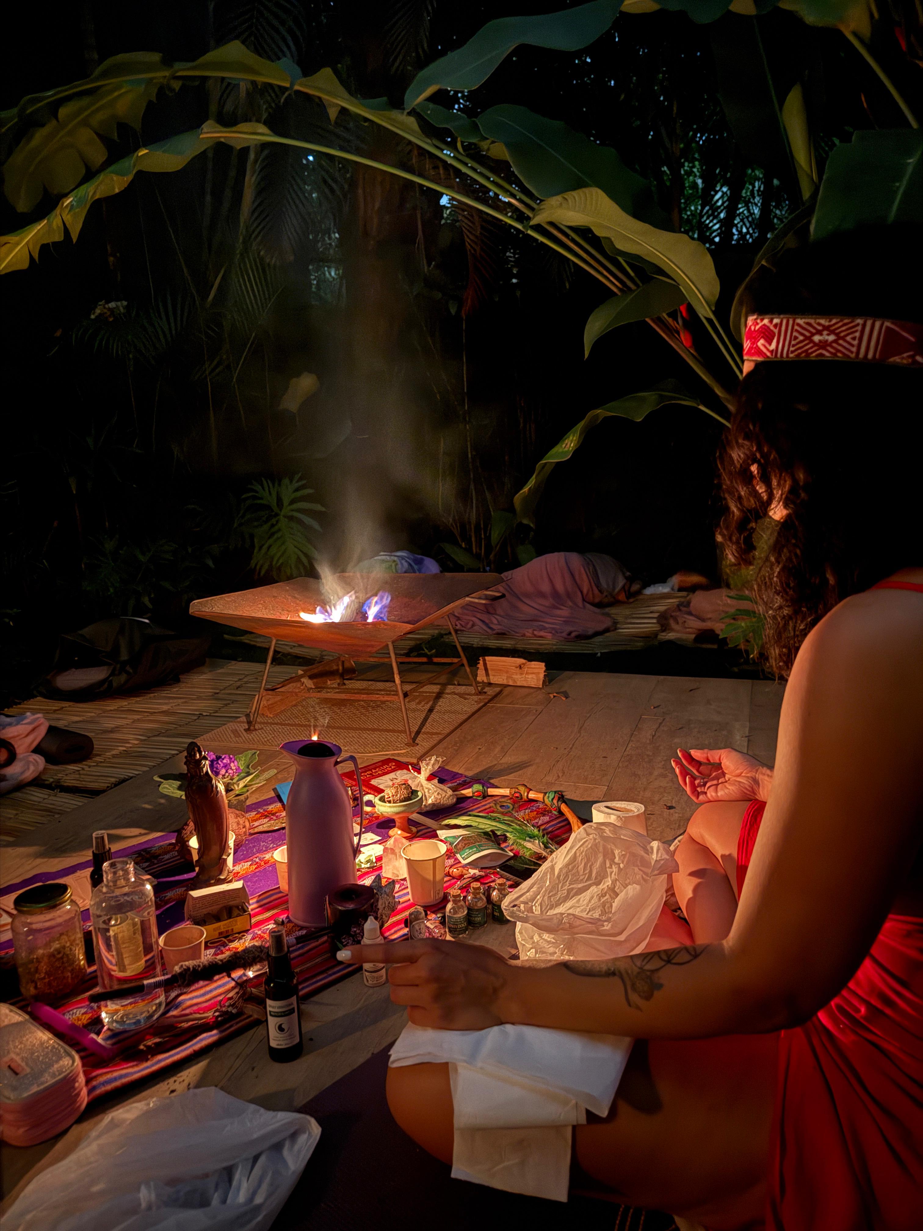 Ritual de cacau na floresta com fogueira azul e altar colorido