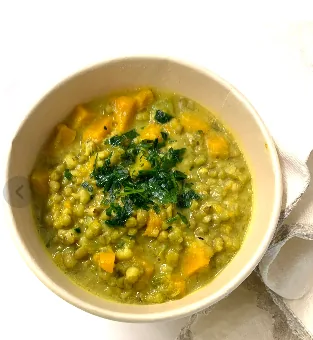 Dahl de Feijão Moyash com Legumes